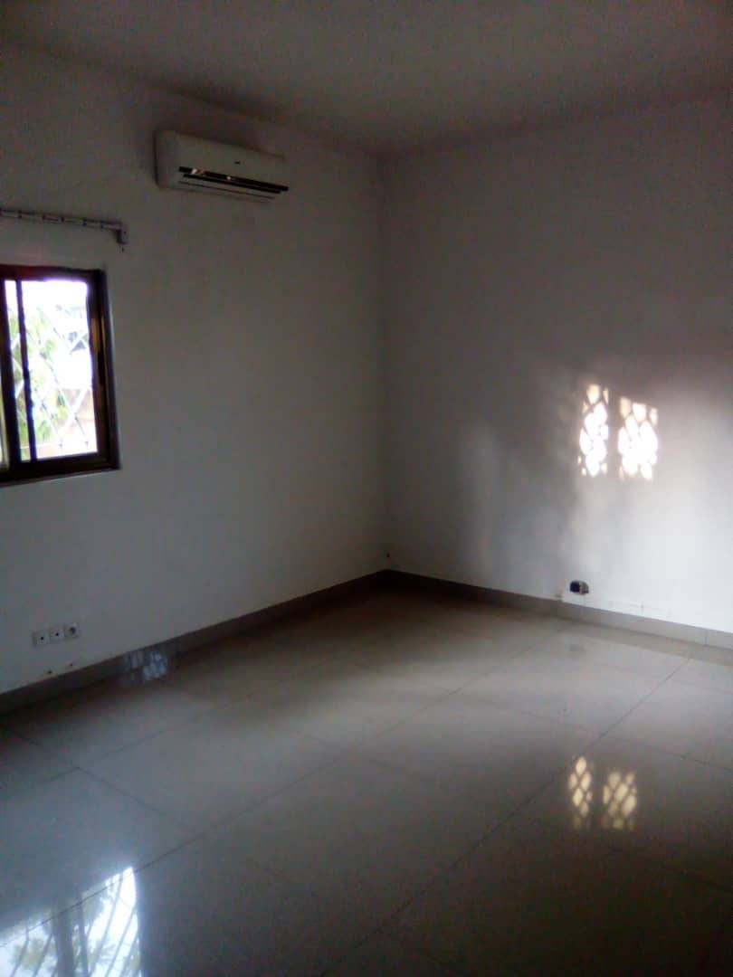 N° 4292 :
                            Immeuble commercial à louer , Adidogome, Lome, Togo : 100 000 XOF/mois
